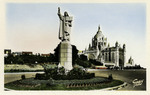 France – Lisieux – Statue de Sainte-Thérèse et la Basilique